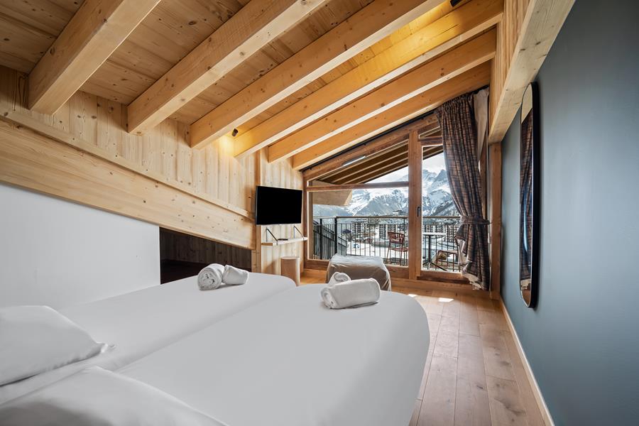 2 lits simples (90*200) avec TV et salle de douche attenante - 1 lit d'appoint