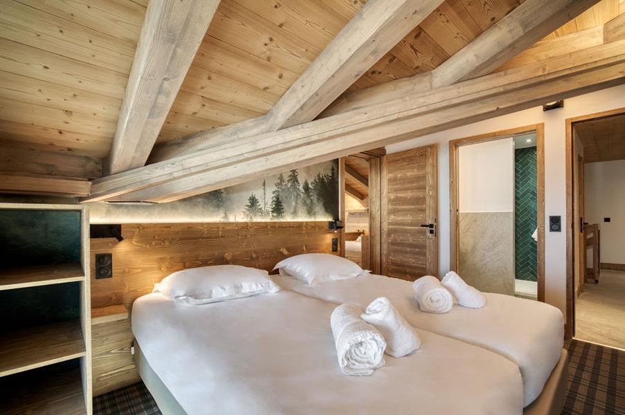 2 lits simples (90*200) avec TV et salle de douche attenante