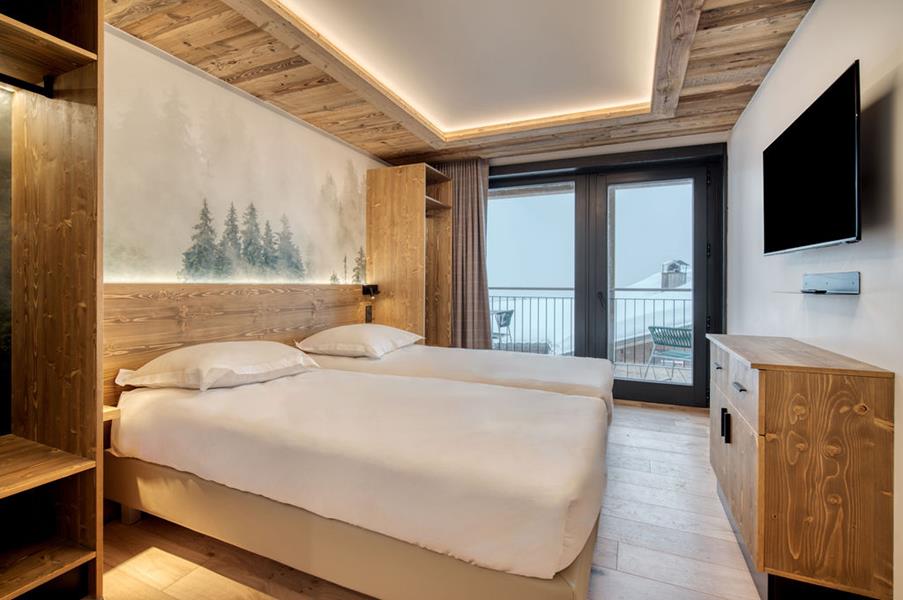 2 lits simples (90*200) avec TV et salle de douche attenante