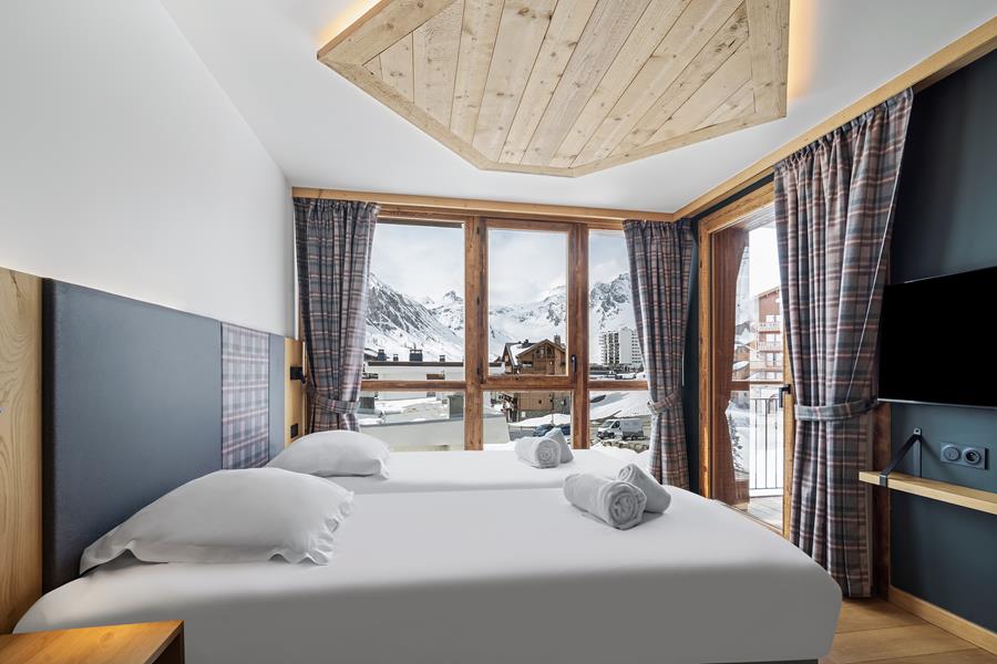 2 lits simples (90*200) avec TV et salle de douche attenante - 1 lit d'appoint