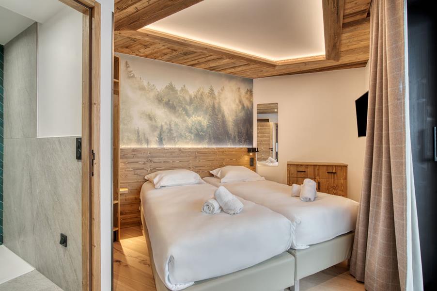 2 lits simples (90*200) avec TV et salle de douche attenante