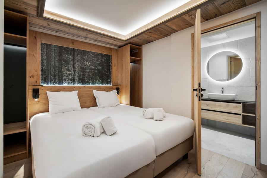 2 lits simples (90*200) avec TV et salle de douche attenante - sans fenêtre