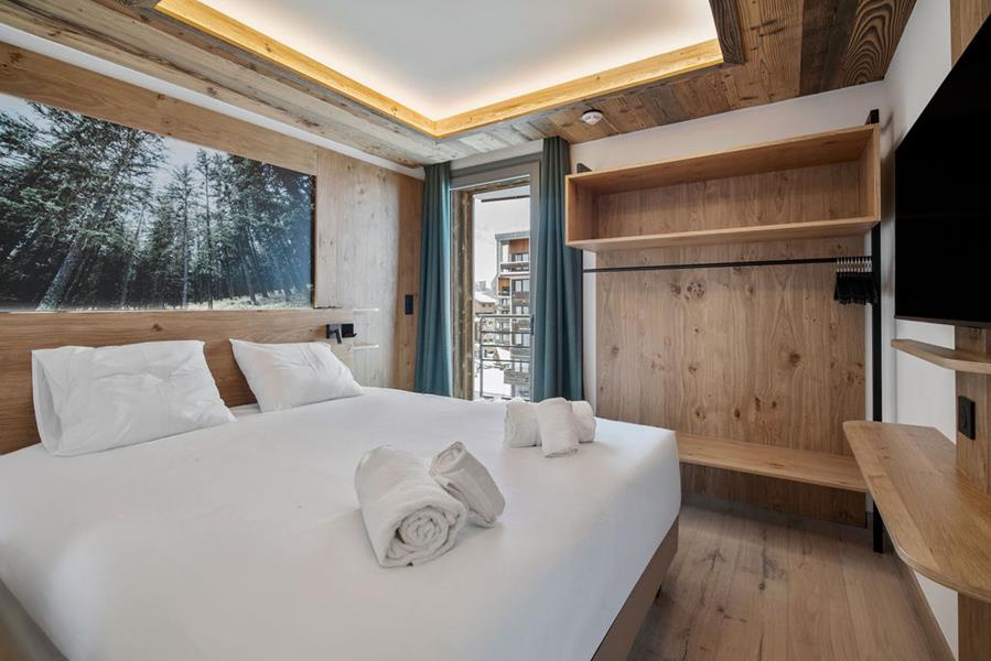 1 lit double (160*200) avec TV et salle de bain attenante