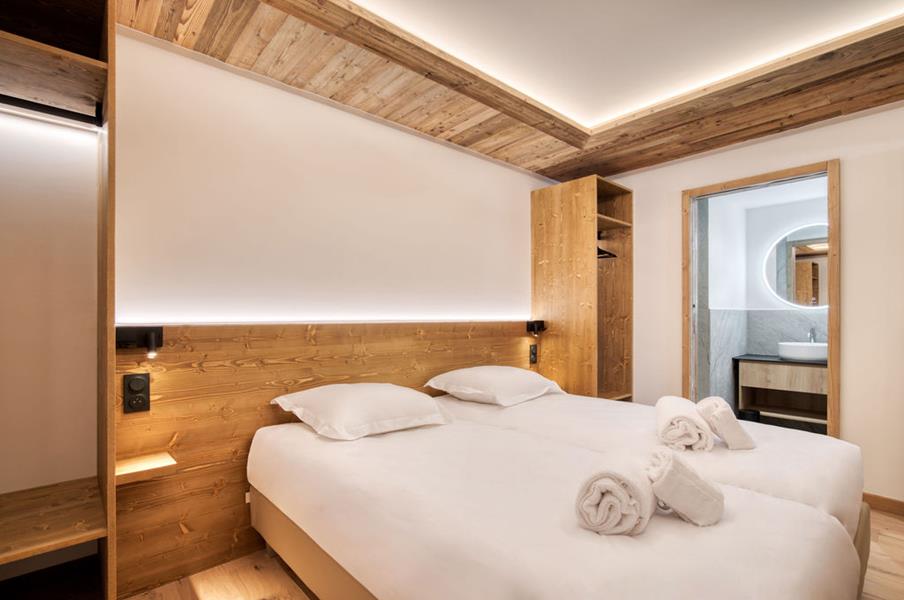 2 lits simples (90*200) avec TV et salle de douche attenante