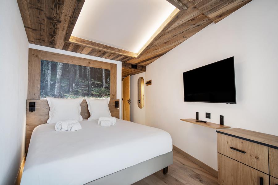 1 lit double (160*200) avec TV et salle de douche attenante