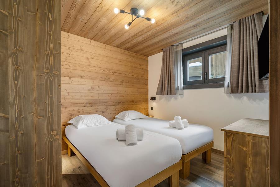 2 lits simples (90*200) avec TV et salle de douche attenante
