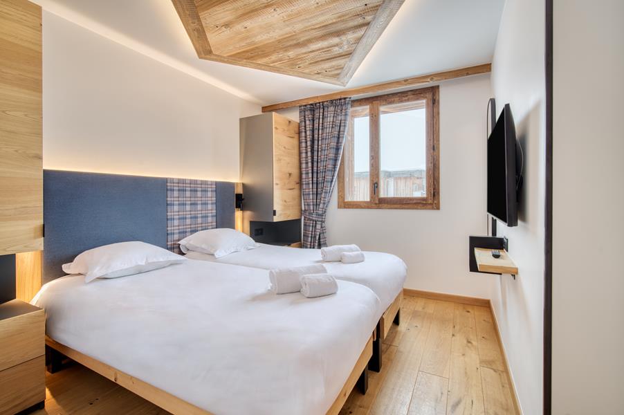 2 lits simples (90*200) avec TV et salle de bain attenante