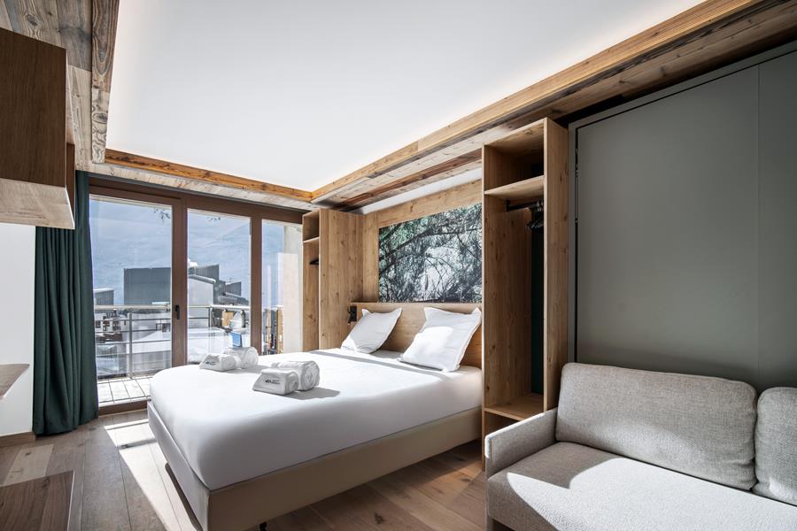 2 lits simples (90*200) + 1 chauffeuse (160*200) avec TV et salle de douche attenante