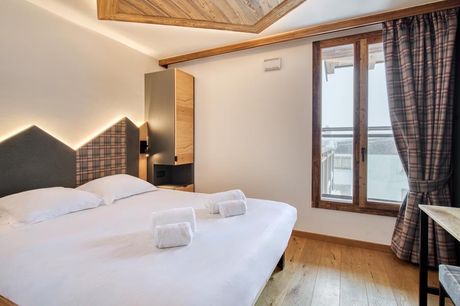 1 lit double (160*200) avec TV et salle de bain attenante