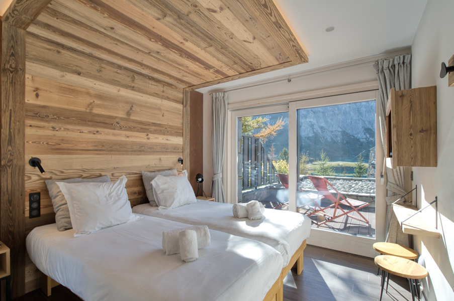 2 lits simples (90*200) avec TV et salle de douche attenante