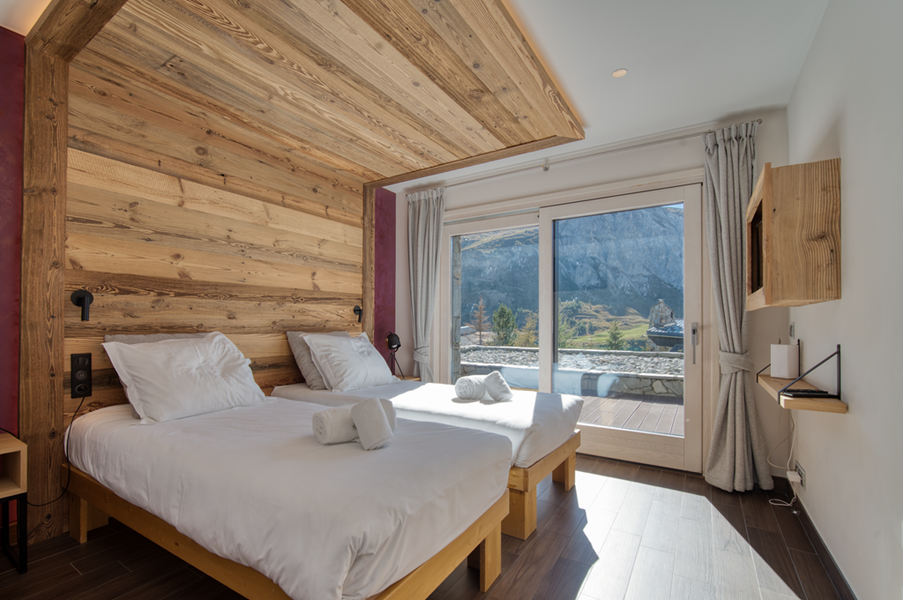 2 lits simples (90*200) avec TV et salle de douche attenante
