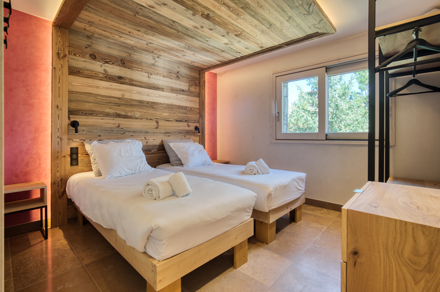 2 lits simples (90*200) avec TV  et salle de douche attenante