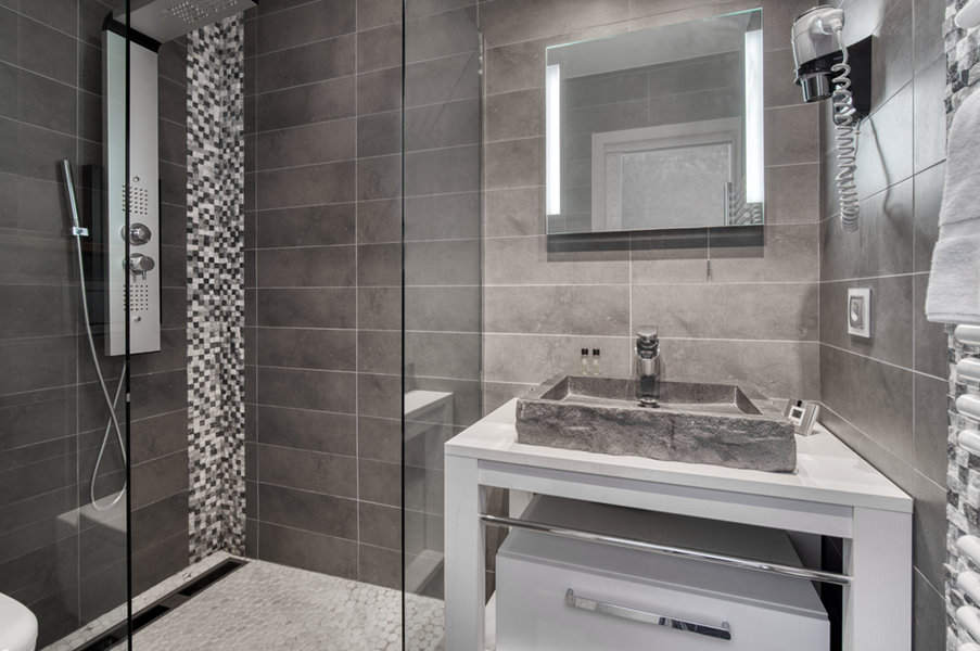 Salle de douche attenante à la Ch.4 avec douche et WC