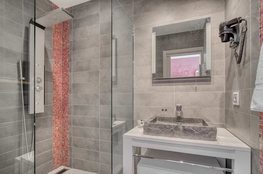 Salle de douche attenante à la Ch.3 avec douche et WC