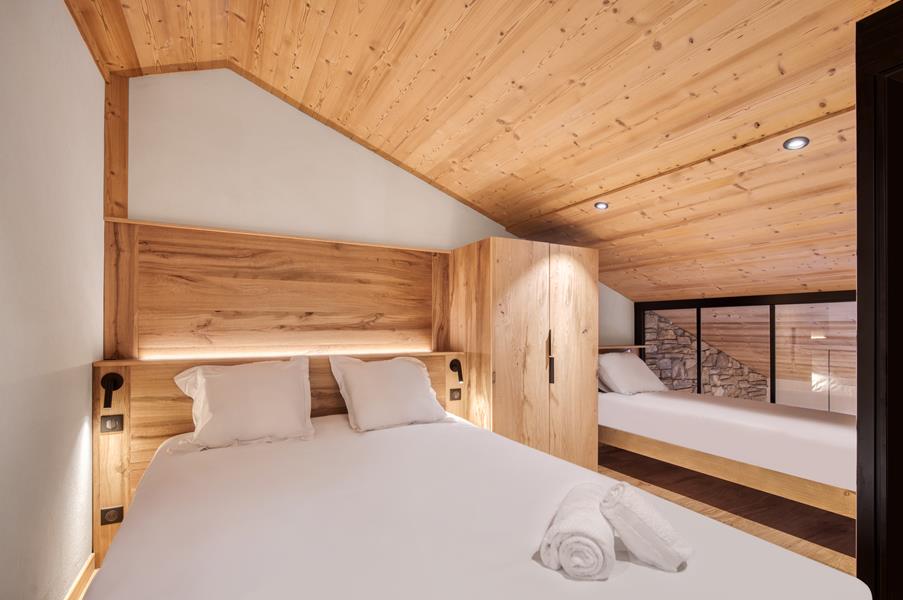 1 lit double (160*200) avec TV et salle de bain attenante