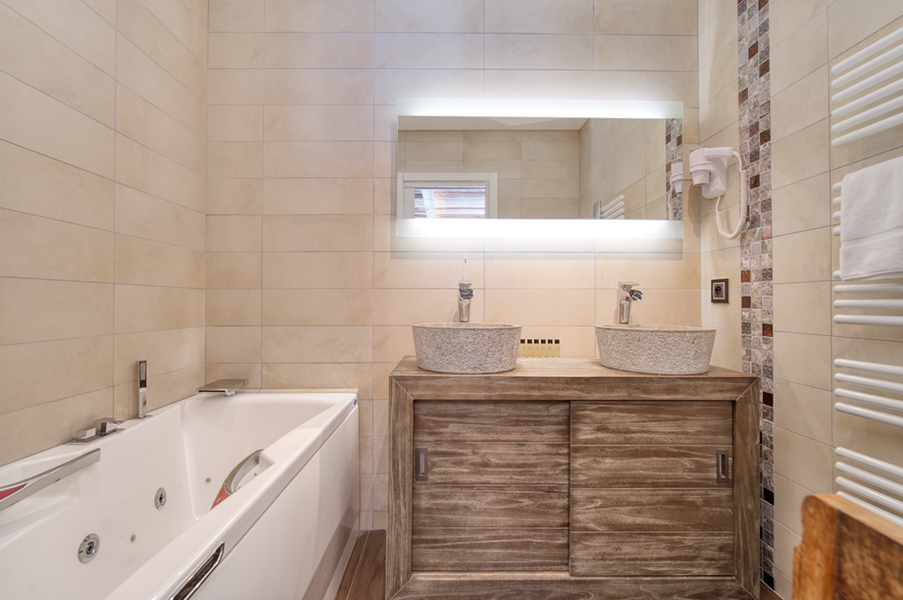 Salle de bain attenante à la Ch.5 avec baignoire